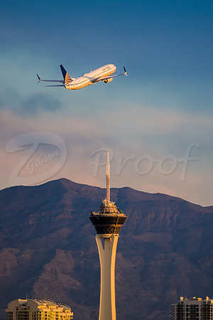 United 737 with Stratosphere Las Vegas
